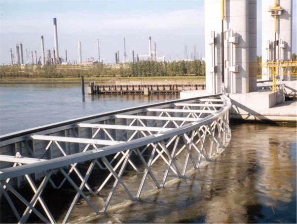 Foto van de Hartelkering in het Hartelkanaal in gesloten stand. De foto is genomen tijdens een test in de testfase. Op dat moment is sprake van een vrijwel horizontale waterspiegel, die aan beide zijden van de kering min of meer hetzelfde hoogte heeft.