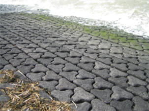 Foto van talud met C-Star betonzuilen.