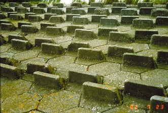 Foto van talud met ruwheidselementen.