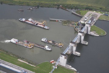 Luchtfoto van de stuw bij Lith tijdens het uitvoeren van stippenpenetratie onder water.