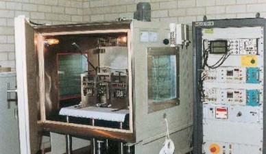 Foto van een testbank in ee klimaatkast.