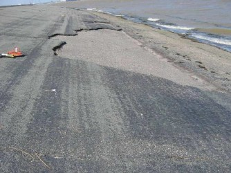 Foto van een talud met ontbrekend stuk asfalt.