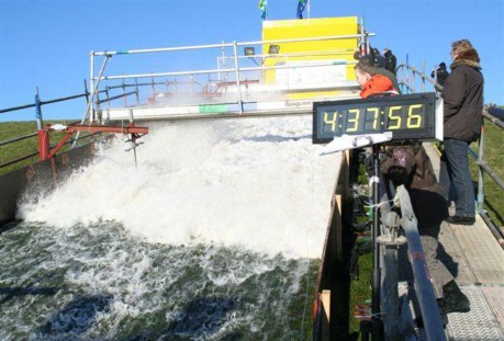 Foto neerstromende watergolf.