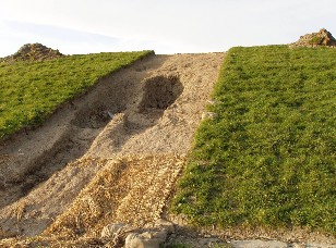 Foto van talud met head cut erosie.