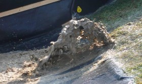 Foto van omhoogkomend water bij een golfoverslagproef.